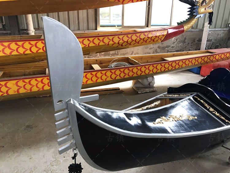 黑色威尼斯贡多拉